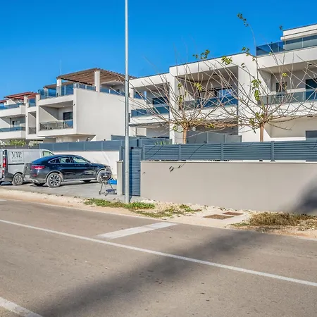 4 Bedroom Awesome In *