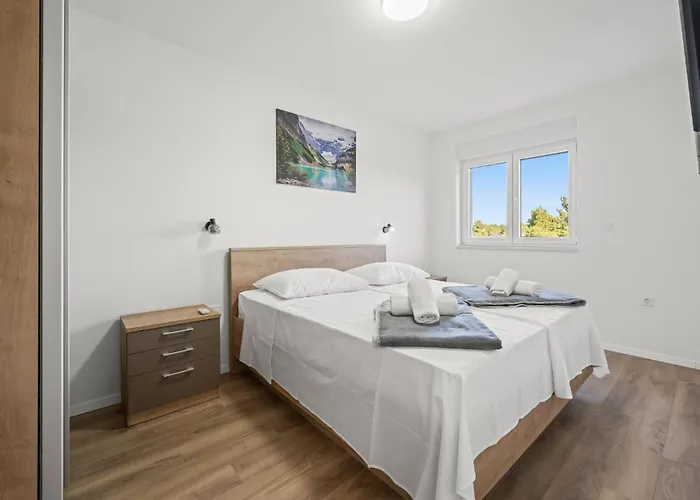 Vikendica 4 Bedroom Awesome In *