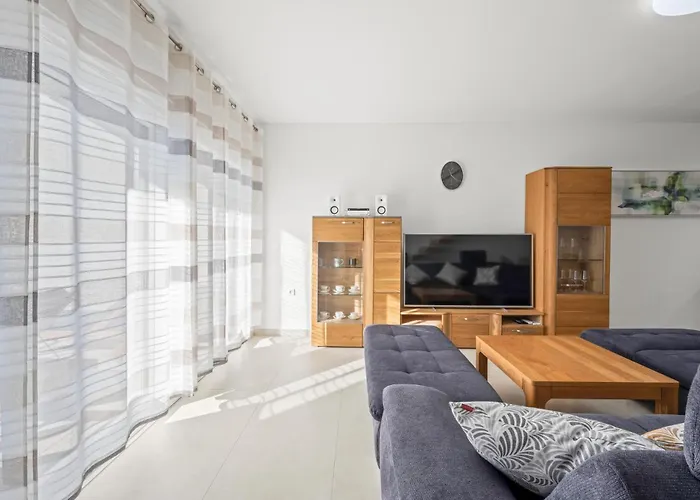 Vikendica 4 Bedroom Awesome In *