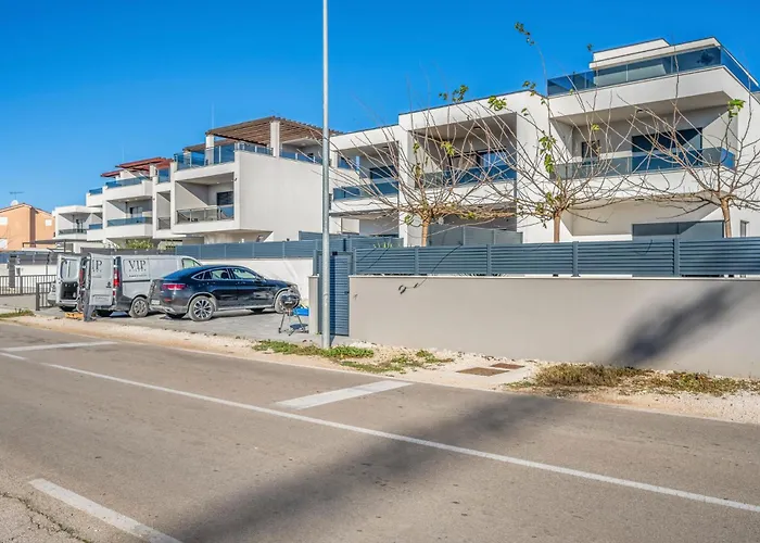 4 Bedroom Awesome In *